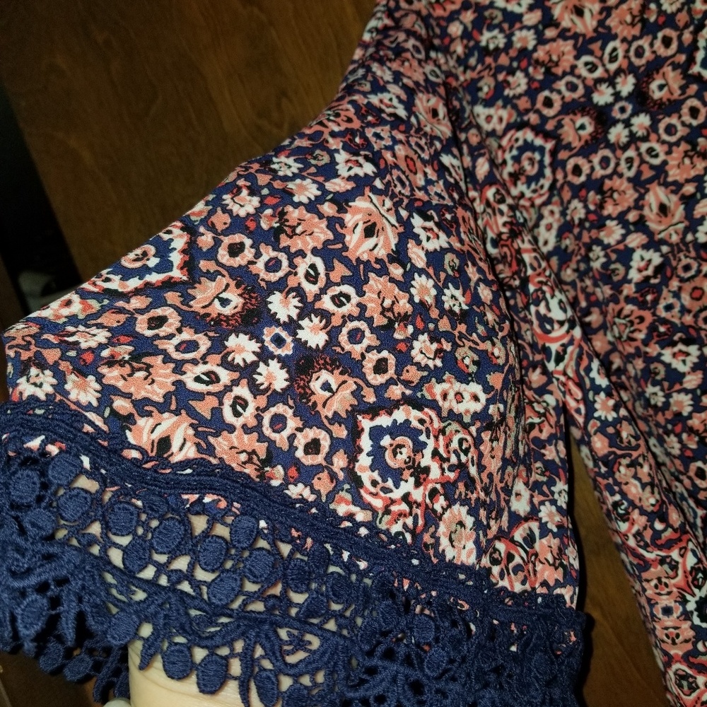 💗XHILARATION Cold Shoulder Pink and Blue Floral High/Low Top Size Small EUC - Picture 5 of 7